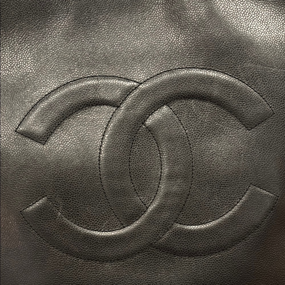 Chanel Black Caviar Shoulder Bag with Gold Hardware - Picture 3 of 16
